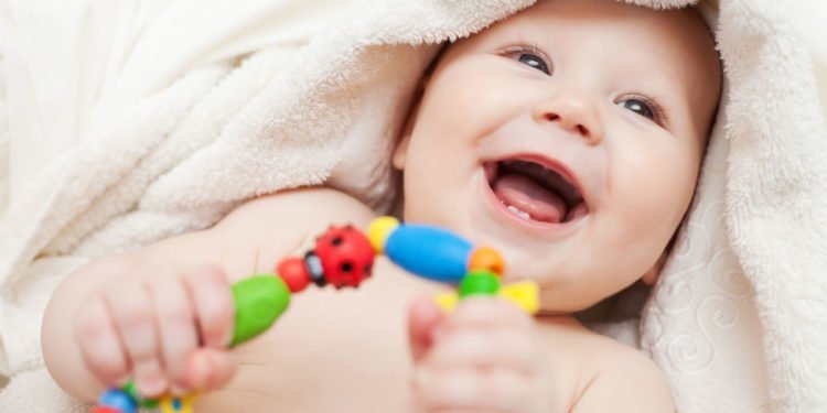 Erste Zähnchen beim Baby – Quengelphase oder alles ganz normal?