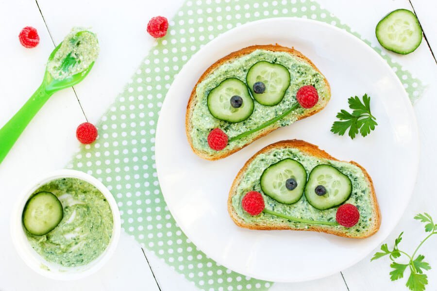 Essen für euer Kind süß und verspielt anrichten: Brot mit Gurken