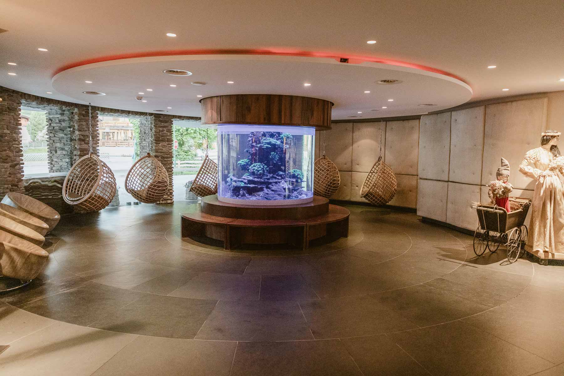 Aquarium und Hängesessel bei der Rezeption im Hotel Alpenrose